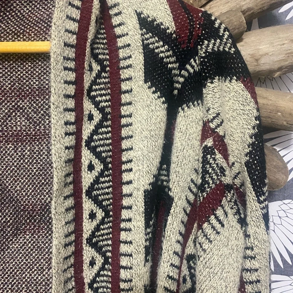 Aztec style sweater - Picture 2 of 7